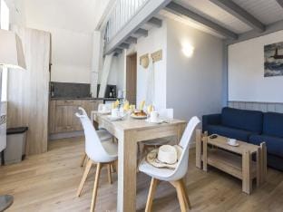 Beautiful holiday home with balcony Apartment in Batz-sur-Mer