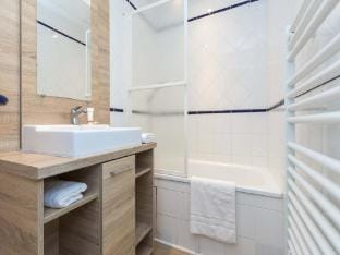 Beautiful holiday home with balcony Apartment in Batz-sur-Mer