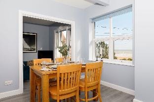 Chic 2-Bed Seafront Haven  Near Felpham Beach Apartment in Bognor Regis