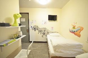 Budget Triple room private bathroom Jordan MTR Apartment in Hong Kong
