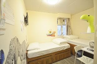 Budget Triple room private bathroom Jordan MTR Apartment in Hong Kong