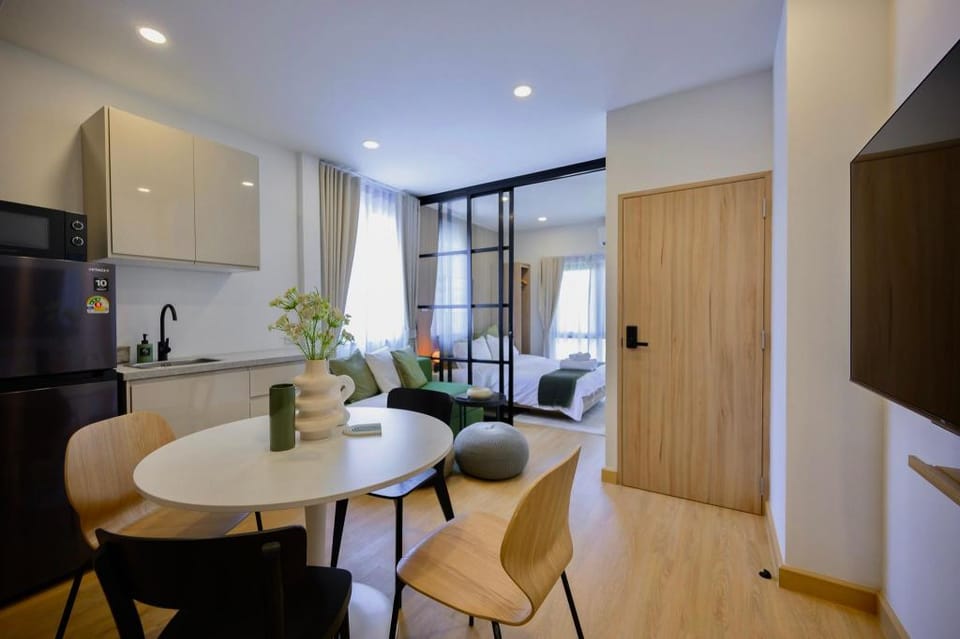 3 Bed 3 Bath / 1 min walk to Metro Asoke / S18 Apartment in Bangkok