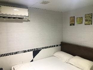 佐敦地铁站B1出口的小型双人房（无窗） Apartment in Hong Kong