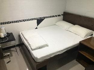 佐敦地铁站B1出口的小型双人房（无窗） Apartment in Hong Kong