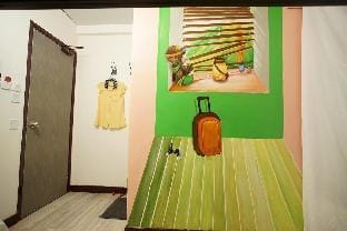 Jordan Triple Room, 3, 703-3, beside Jordan MTR Station, Private Bathroom, Luggage Storage, Elevator Vacation rental in Hong Kong