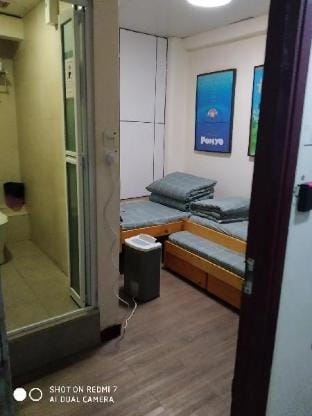 Jordan Triple Room, 3, 703-3, beside Jordan MTR Station, Private Bathroom, Luggage Storage, Elevator Vacation rental in Hong Kong