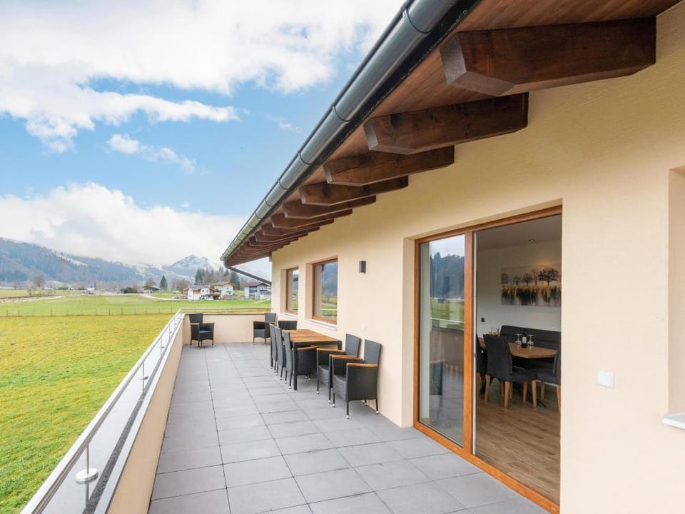 Modern holiday flat with spacious balcony Hotel in Piesendorf