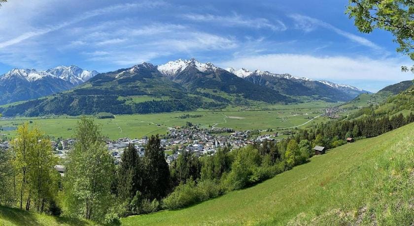 Modern holiday flat with spacious balcony Hotel in Piesendorf