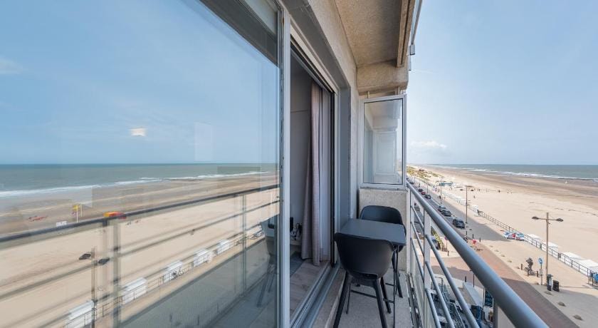 Studio on 4th floor for family Hotel in Middelkerke