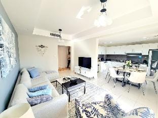 Private pool/Sleep 6/15 mins drive to beach/Marina Villa in Dubai