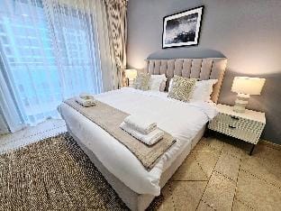 Bright apt- close to barasti beach Apartment in Dubai