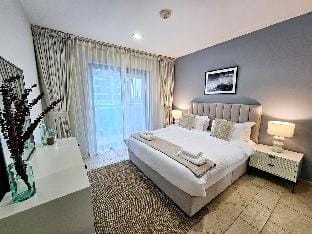 Bright apt- close to barasti beach Apartment in Dubai