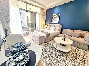 Beautiful marina studio apt nr beach/huge balcony Apartment in Dubai