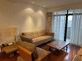 Jing'an Temple Business District, near subway, city center, many shopping malls Apartment in Shanghai