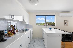 Picturesque Lakeside Getaway: Views, Beach, Park Vacation rental in Loch Sport