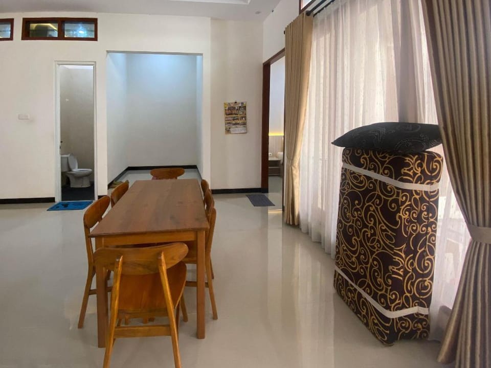 Kanggo Riko Family Homestay Mitra RedDoorz Hotel in East Java