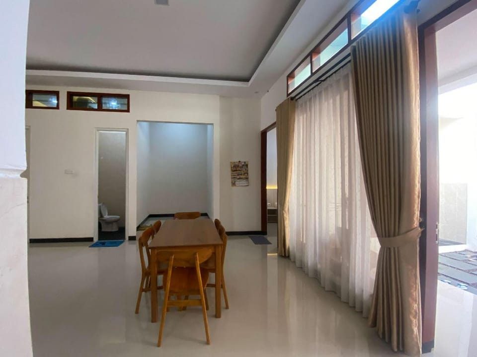 Kanggo Riko Family Homestay Mitra RedDoorz Hotel in East Java