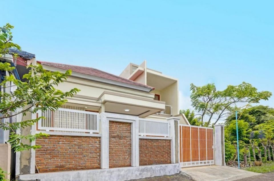 Kanggo Riko Family Homestay Mitra RedDoorz Hotel in East Java