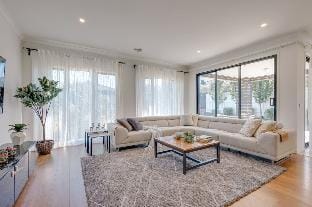 StayAU Cozy Holiday House 4BRM Big Group Tarneit Vacation rental in Truganina