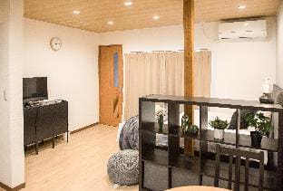 Osaka Tsurumibashi 2ppl House 7min-Sta direct KIX Vacation rental in Osaka