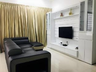 5BR 3Storey Cozy Gelugor Homestay 15pax Vacation rental in George Town