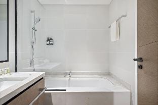 Amazing 2br with a lagoon view in Creek Harbour Apartment in Dubai