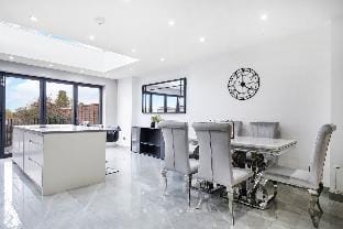 Hububb Luxury Eastcote Vacation rental in Pinner