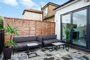 Hububb Luxury Eastcote Vacation rental in Pinner