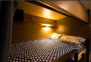 Room for 6-8 people (bunk beds) at Exit B1, Jordan MTR Station Apartment in China