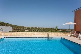 Hillside Seaview Apt.︱A Poolside Holiday Escape Apartment in Crete