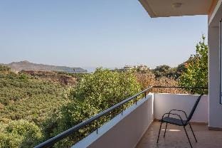 Hillside Seaview Apt.︱A Poolside Holiday Escape Apartment in Crete