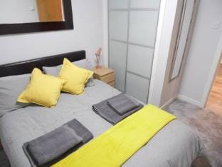 Art Deco Building on Vibrant Sauchiehall Street Apartment in Glasgow