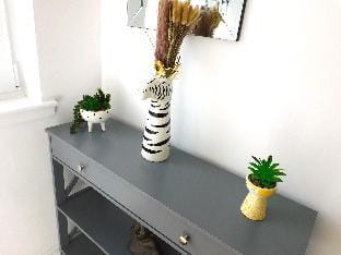 Newly refurbished 2 bedroom apartment close to station and local amenities Apartment in Hamilton