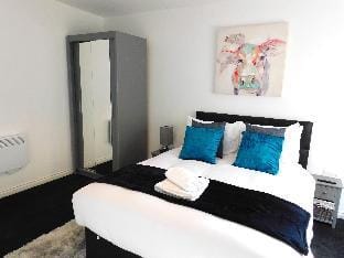 Newly refurbished 2 bedroom apartment close to station and local amenities Apartment in Hamilton