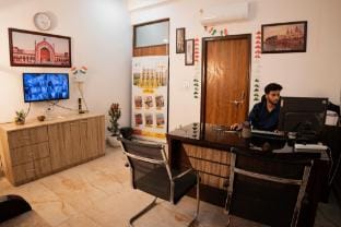 Near Ambedkar Park | Kitchen + Free Breakfast Apartment in Lucknow