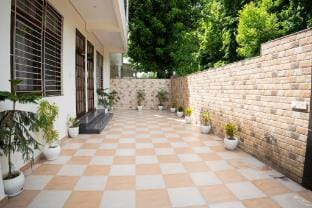 Near Ambedkar Park | Kitchen + Free Breakfast Apartment in Lucknow