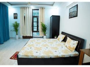Cozy Retreat I Free Breakfast | Near Centrum Hotel Villa in Lucknow