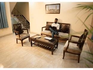 Cozy Retreat I Free Breakfast | Near Centrum Hotel Villa in Lucknow