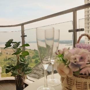 轻奢风休闲套房三卧三卫6-12人适合家庭入住@金海湾Danga Bay YIJIA Homestay Apartment in Johor Bahru