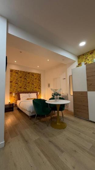 Modern Renovated studio with a touch of gilded glamour central Paris Apartment in Paris