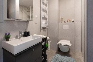 Design 2BDR Apartment with Balcony- FREE PARKING Apartment in City of Zagreb