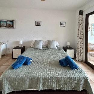 Pool and Garden view studio in Los Cristianos Apartment in Los Cristianos