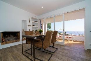 Sea Breeze Lux House - Private Pool   Aircon Vacation rental in Selva