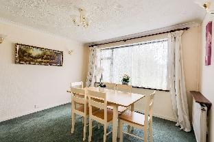 Kidlington 3 BR House & parking & large garden Vacation rental in South Oxfordshire District