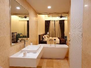 UN1 12 Suite Seaview Georgetown Gurney GMC 无敌海景套房 Apartment in Penang