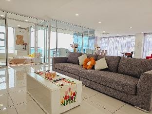 Beachfront 518 FIsh Balcony karaoke Seaview condo Apartment in Tanjung Bungah
