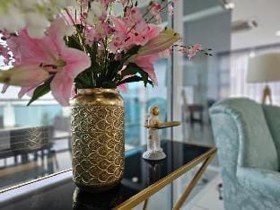 Beachfront 518 FIsh Balcony karaoke Seaview condo Apartment in Tanjung Bungah