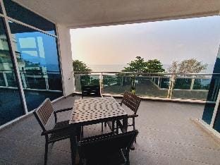 Beachfront 518 Guin Balcony Seaview massage chair Apartment in Tanjung Bungah