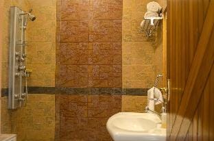 Atharva , 4 bhk in Bhimtal Vacation rental in Uttarakhand