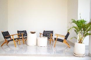 Kubung 1- Canggu + Brand NEW Villa+HUGE Pool + PS5 Villa in North Kuta